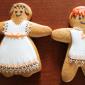 Gingerbread bride and groom wedding favour biscuit